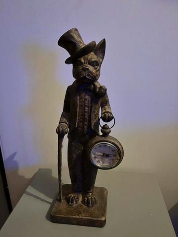 Hond in pak met werkende klok beschikbaar voor biedingen