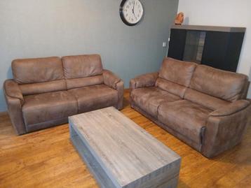 Woonset zithoek met eettafel/ Vitrinekast/salontafel  beschikbaar voor biedingen