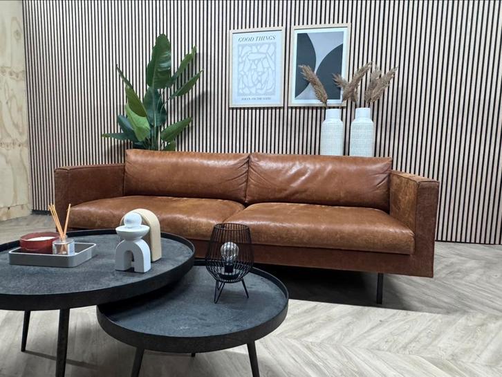 ZGAN Bodilson Chili 3-Zits Bank - Cognac - 220cm - NP: €1500, Huis en Inrichting, Banken | Bankstellen, Zo goed als nieuw, Rechte bank