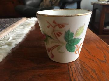 Kleine beker, polychroom floraal decor, Petrus Regout beschikbaar voor biedingen