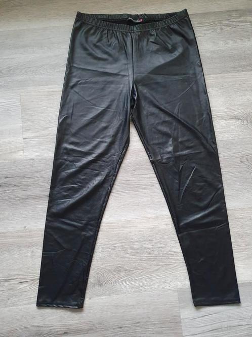 Legging glanzend wetlook lederlook
- maat M/L, Kleding | Dames, Leggings, Maillots en Panty's, Gedragen, Legging, Zwart, Ophalen of Verzenden