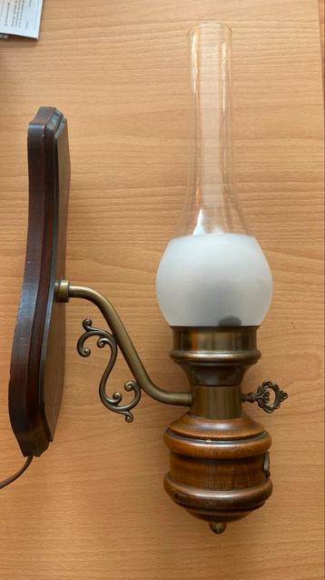 Mooie Vintage Wandlamp met Houten Details beschikbaar voor biedingen