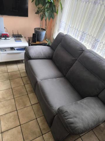 Twee elektrische sofa's – als nieuw beschikbaar voor biedingen
