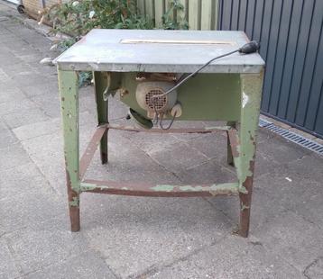 Oude werkende zaagtafel beschikbaar voor biedingen