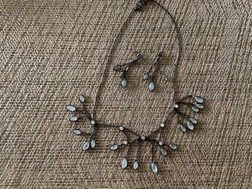 Set ketting met oorbellen beschikbaar voor biedingen