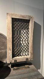 Oud kozijn met ijzerwerk op statief uit India, Antiek en Kunst, Ophalen