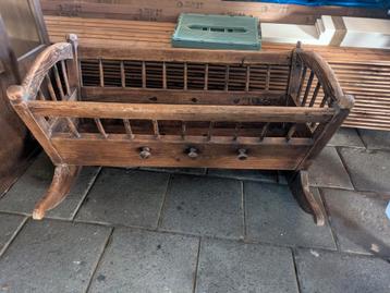 Antieke / brocante wieg beschikbaar voor biedingen