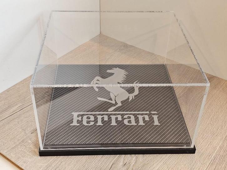 Ferrari vitrine, carbon bodemplaat / Ferrari logo. *UNIEK*, Hobby en Vrije tijd, Modelauto's | 1:18, Zo goed als nieuw, Overige typen
