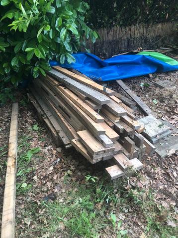 Gratis hout veel balken en houten planken enz gratis beschikbaar voor biedingen