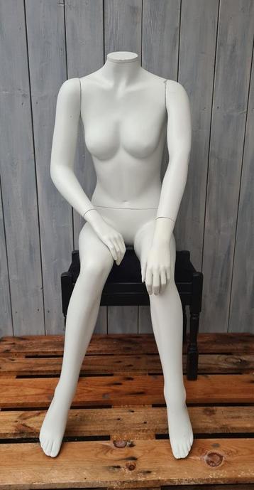 zittende witte headless etalagepop dame paspop vrouw beschikbaar voor biedingen