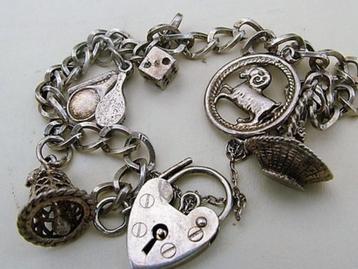 Zilveren bedelarmband met 6 bedels (7140-500) beschikbaar voor biedingen