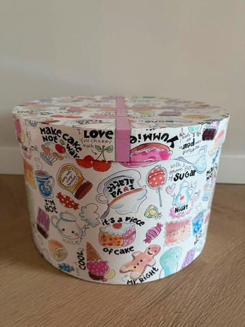Leuke ronde doos met print beschikbaar voor biedingen
