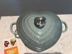NIEUWE Le Creuset hartjespan 20 cm Sea Salt, Gietijzer, Nieuw, Ophalen of Verzenden, Keramische plaat