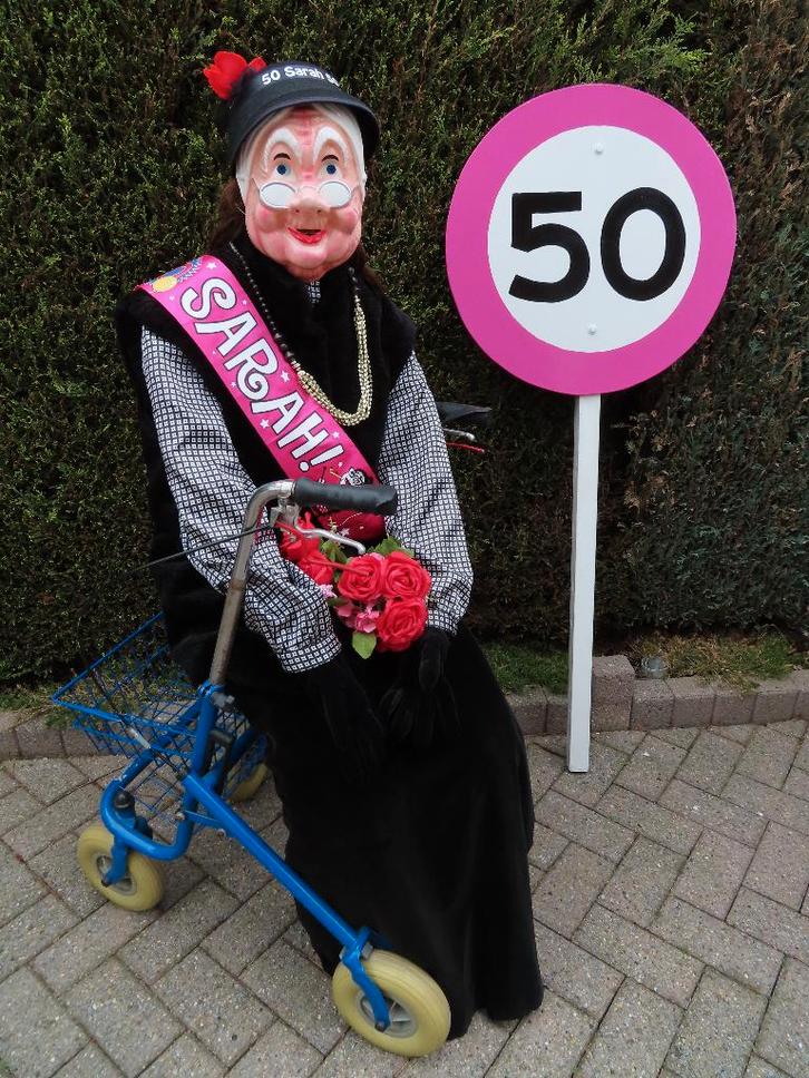 Sarah pop naar keuze levensgroot met rollator., Hobby en Vrije tijd, Feestartikelen | Verhuur, Zo goed als nieuw, Abraham of Sarah