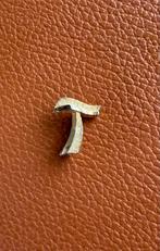 Broche van de letter T., Overige materialen, Minder dan 4 cm, Ophalen of Verzenden, Zo goed als nieuw