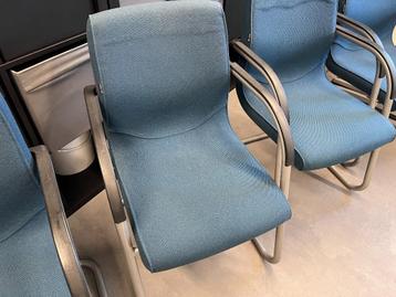 Ahrend - Blauwe stoel, eenvoudig voor op kantoor beschikbaar voor biedingen