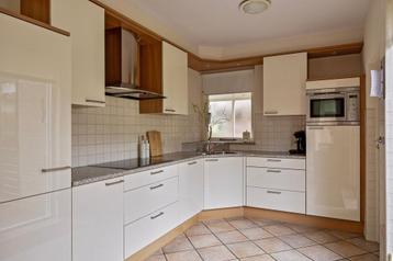 Nette hoekkeuken met luxe apparatuur Bosch, Siemens, Neff beschikbaar voor biedingen