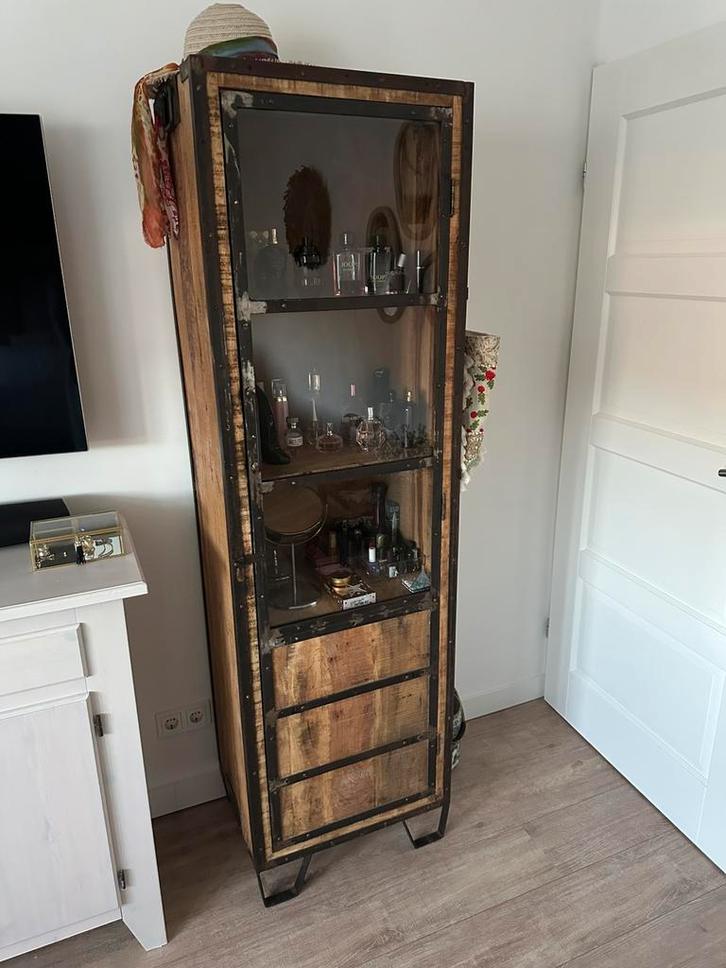 Prachtige vitrinekast van mangohout, Huis en Inrichting, Kasten | Vitrinekasten, Zo goed als nieuw, 150 tot 200 cm, 50 tot 100 cm