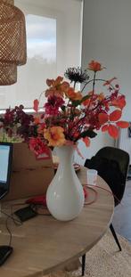 Witte vaas met kleurrijke zijden bloemen, Ophalen, Overige kleuren, 50 tot 75 cm, Aardewerk of Porselein