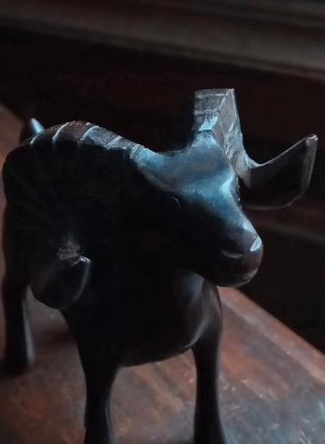 Een unieke en prachtige antieke houten sculptuur,Beeldje Ram beschikbaar voor biedingen