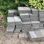 Te koop 18 m2 opritstenen, Ophalen, Zo goed als nieuw, Grijs