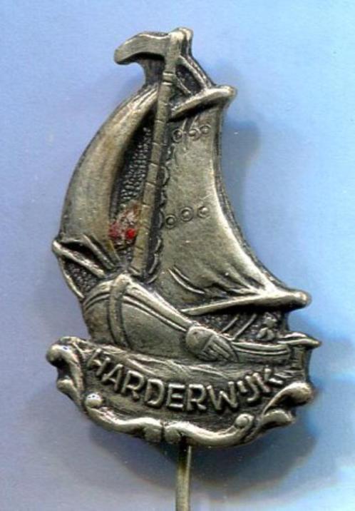 Harderwijk zilverkleurig zeilboot speldje ( U_023 ), Verzamelen, Speldjes, Pins en Buttons, Nieuw, Speldje of Pin, Stad of Land