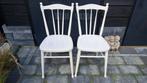 2 Vintage  oude Zweedse houten spijlenstoelen., Ophalen, Gebruikt, Twee, Wit