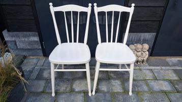 2 Vintage  oude Zweedse houten spijlenstoelen. beschikbaar voor biedingen
