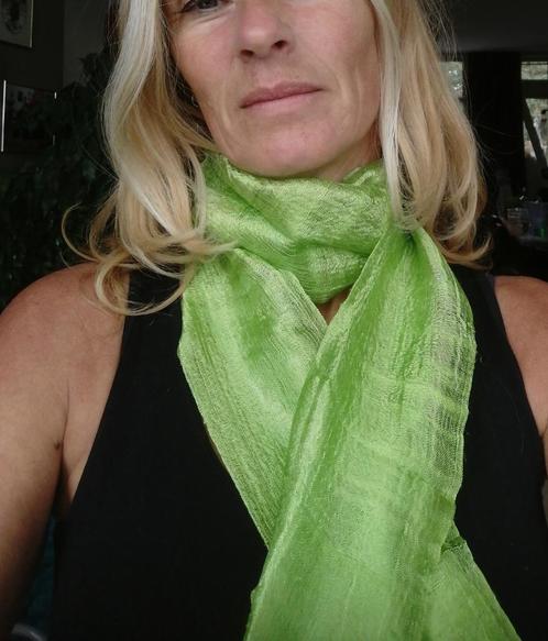 Nieuwe handgemaakte 100% zijden sjaal lichtgroen 162x30 cm, Kleding | Dames, Mutsen, Sjaals en Handschoenen, Nieuw, Sjaal, Maat 46/48 (XL) of groter