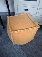 Gele poef, Ophalen, Rond