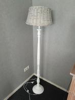 Houten lampenvoet met rieten lampenkap, Huis en Inrichting, Lampen | Vloerlampen, Ophalen, Zo goed als nieuw, Minder dan 100 cm