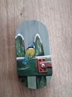 Leuk klein houten schilderijtje met pimpelmees  op een hek,, Antiek en Kunst, Ophalen of Verzenden