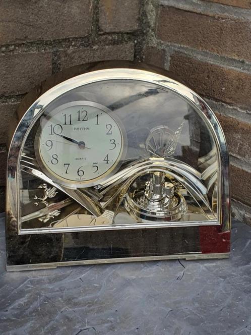 vintage Zilverkleurige Roterende Design Rhythm Mantelklok –, Antiek en Kunst, Antiek | Klokken, Ophalen of Verzenden