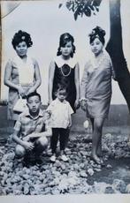 Indonesië Begin jaren '60 Drie meisjes met opgestoken kapsel, 1960 tot 1980, Gebruikt, Foto, Ophalen of Verzenden