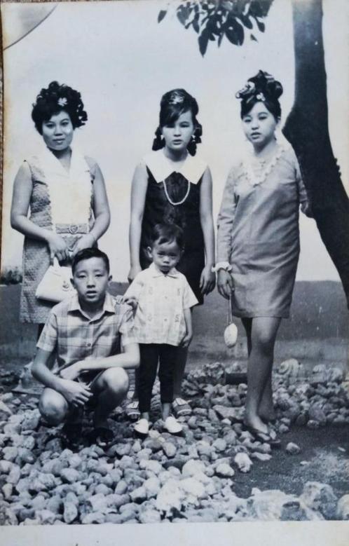 Indonesië Begin jaren '60 Drie meisjes met opgestoken kapsel, Verzamelen, Foto's en Prenten, Gebruikt, Foto, Overige onderwerpen