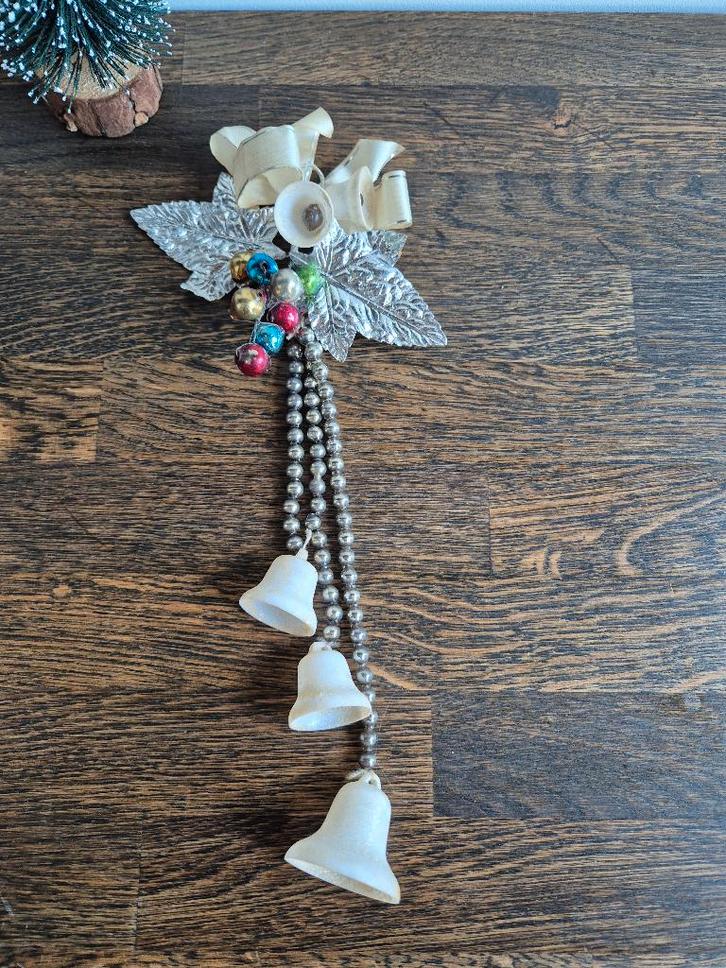 Oude kerst ornament met bloem en belletjes 444, Diversen, Kerst, Gebruikt, Ophalen of Verzenden