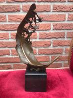 symbolisch bronzen topbeeld, veer met loskomende duiven, Ophalen of Verzenden