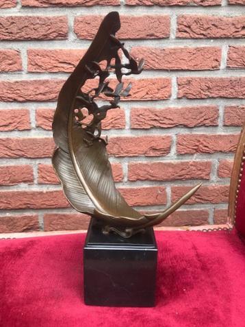 symbolisch bronzen topbeeld, veer met loskomende duiven beschikbaar voor biedingen
