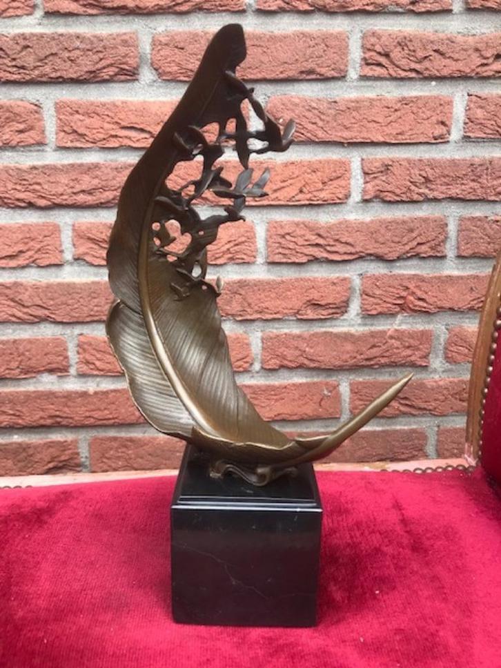 symbolisch bronzen topbeeld, veer met loskomende duiven, Antiek en Kunst, Kunst | Beelden en Houtsnijwerken, Ophalen of Verzenden