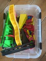 Bak met veel domino 750 stenen, brug en toebehoren, Kinderen en Baby's, Speelgoed | Bouwstenen, Ophalen of Verzenden, Gebruikt