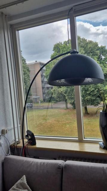 Staande metalen vloerlamp beschikbaar voor biedingen