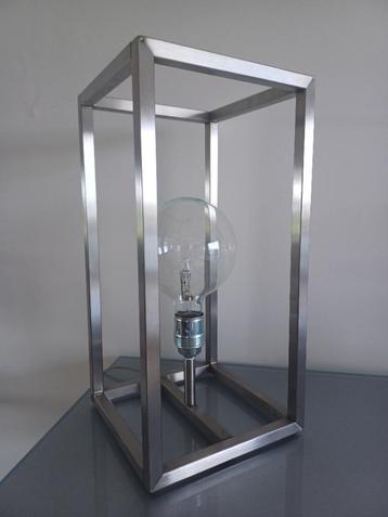 Dimbare lamp voor op tafel of kast beschikbaar voor biedingen