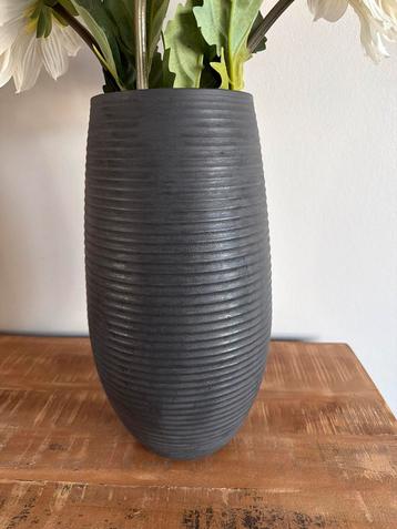 Stijlvolle Zwarte Vaas beschikbaar voor biedingen