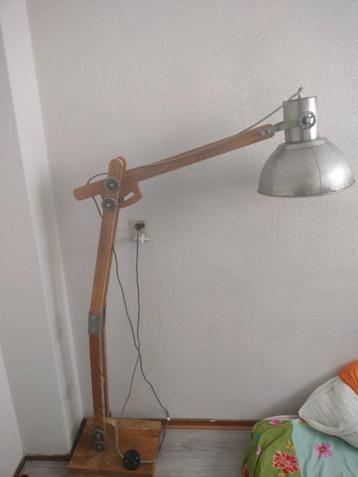 Hout en metaal vloerlamp beschikbaar voor biedingen