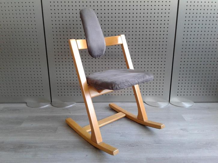 (Nr: 1) 1x Stokke (Variér) Pendulum (Grijs), Project!, Huis en Inrichting, Stoelen, Gebruikt, Eén, Hout, Metaal, Stof, Overige materialen