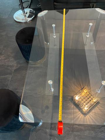 Salon tafel beschikbaar voor biedingen
