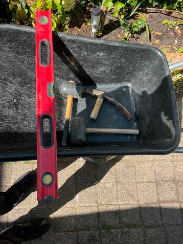 rubberen hamer, straathamer en waterpas beschikbaar voor biedingen