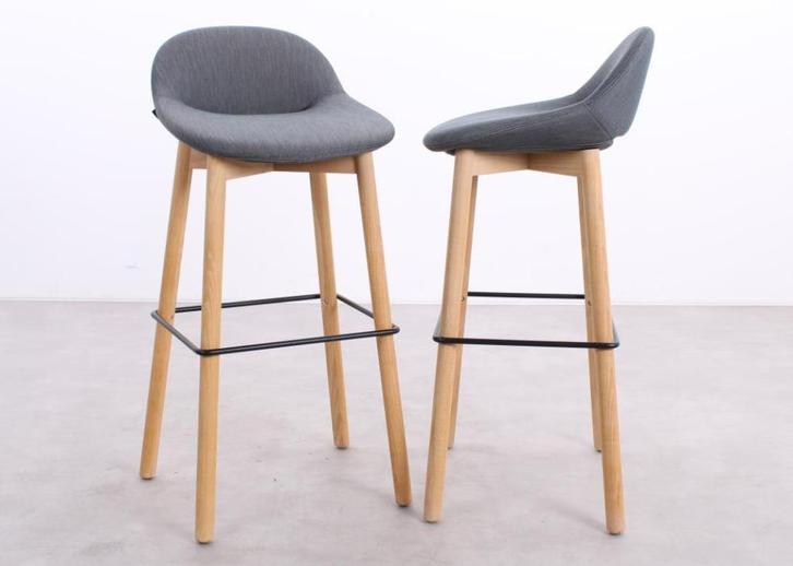 Artifort | Beso | Barkruk | Grijs/essenhout, Huis en Inrichting, Barkrukken, Zo goed als nieuw, 90 cm of meer, Hout, Metaal, 5 krukken of meer