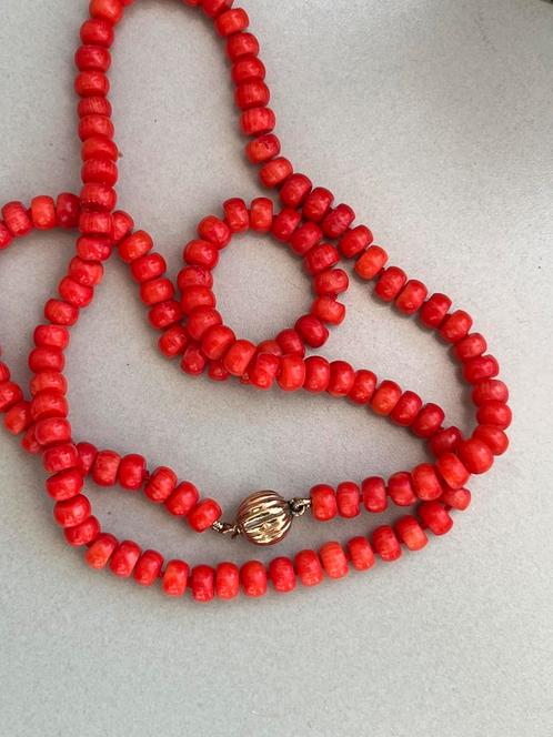 Antiek collier Bloedkoraal met gouden slot, Antiek en Kunst, Antiek | Goud en Zilver, Goud, Verzenden