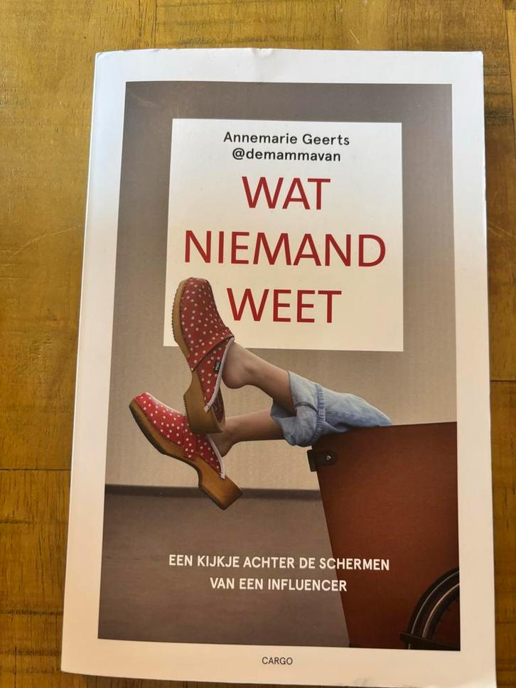 Gesigneerd boek 'Wat niemand weet' met klompstempel!, Boeken, Biografieën, Zo goed als nieuw, Overige, Ophalen of Verzenden